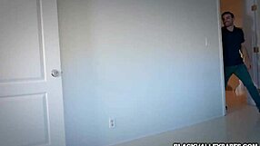 जेन्ना फॉक्स रिच व्हाइट बॉय का लंड डीप थ्रोट में चूस रही है