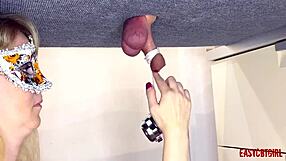 सौतेली बहन मिल्किंग बोर्ड पर लंड के साथ खेलती है