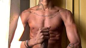 Ebony babe gets intense cumshot from handjob with well-hung oberon in bold action scene