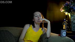 अरे, सिगरेट चूसते हुए सीधे तुम्हें देख रही हूँ!