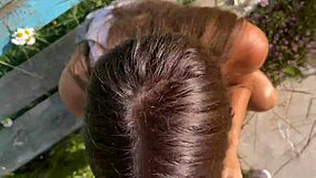 गाँव में लंबी भूरी बालों वाली के साथ जोखिम भरा सार्वजनिक मिलन