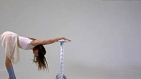 wow, that flexible teen stretches and teases naked in the gym!