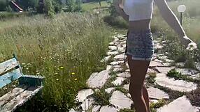 गाँव में लंबी भूरी बालों वाली के साथ जोखिम भरा सार्वजनिक मिलन