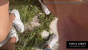 गाँव में लंबी भूरी बालों वाली के साथ जोखिम भरा सार्वजनिक मिलन