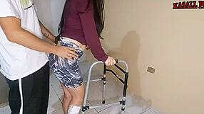 उफ्फ, परफेक्ट गांड वाली मिल्फ मदरस्ता ने सौतेले बेटे को झुककर लुभाया... ऊप्स!