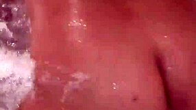 mira que rico lo muevo en el jacuzzi, ven papi vamos a divertirnos