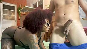 एनल क्रीमपाई फटता है जब विशाल लंड बड़ी गांड वाली ब्लैक ब्यूटी को जोर से ठोकता है