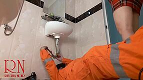 Damn! Housewife Flashes No Panties to Seduce Plumber Hard!