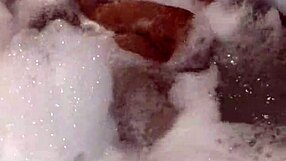 mira que rico lo muevo en el jacuzzi, ven papi vamos a divertirnos