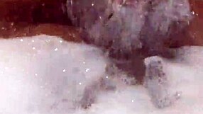 mira que rico lo muevo en el jacuzzi, ven papi vamos a divertirnos