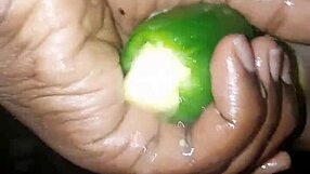 प्लांटेन या मिर्च, मैं पूरी तरह गीली हूँ और जोर से झड़ रही हूँ, उफ्फ