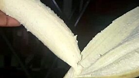 प्लांटेन या मिर्च, मैं पूरी तरह गीली हूँ और जोर से झड़ रही हूँ, उफ्फ