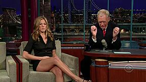 jennifer aniston flaunts those sexy legs 😍