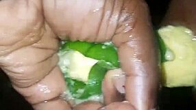 प्लांटेन या मिर्च, मैं पूरी तरह गीली हूँ और जोर से झड़ रही हूँ, उफ्फ