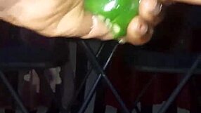 प्लांटेन या मिर्च, मैं पूरी तरह गीली हूँ और जोर से झड़ रही हूँ, उफ्फ