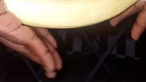 प्लांटेन या मिर्च, मैं पूरी तरह गीली हूँ और जोर से झड़ रही हूँ, उफ्फ