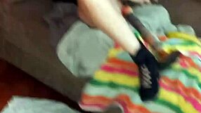 Velvet Rain 23 जोर से मास्टरबेट करती है, स्क्वर्टिंग की प्यास बुझाने को बड़े टॉयज