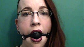 हे, मेरी डार्क लिपस्टिक और लार टपकते बॉलगैग को देखो, गहरी नजरों के साथ