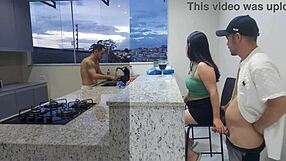 पत्नी किचन में चुद रही है जब तक वो झड़ नहीं जाती, हब्बी बर्तन धो रहा बेखबर!