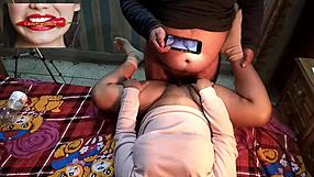 मैं इंडियन भाभी को जोर से चोद रहा हूँ, वाइल्ड मोन्स के साथ