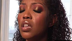 ब्लैक फेमडॉम कहती है, मेरे लंड पर सवार होने से पहले ये पेगिंग ले लो!