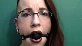 हे, मेरी डार्क लिपस्टिक और लार टपकते बॉलगैग को देखो, गहरी नजरों के साथ