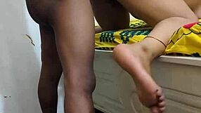 क्रिसमस गिफ्ट्स के लिए खूबसूरत बड़ी गांड डॉगीस्टाइल में ट्वर्क करती, कमाल का नजारा