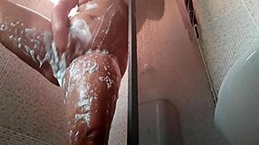 Bucetão peludo masturbates in favela with Paty Bumbum