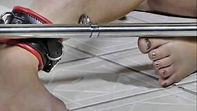 समर को सिगरेट पीते हुए HD न्यूड सीन में सबक चाहिए, गोरे पैरों से छेड़ती है