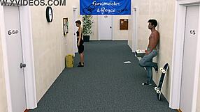 3D कार्टून कलीग गर्ल का पहला कॉलेज डे बीइंग अ डिक में?