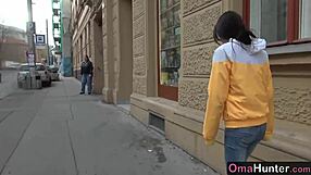 ये मेच्योर ओमाहंटर जवान लड़की की बड़ी चूत क्यों तरसती है?