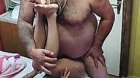 मुझे पसंद है कैसे ये टाइट बेब मुझे गैरेज में अपनी गांड में गहराई तक जाने देती है, वो हर इंच के लिए तरसती है