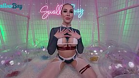 स्वैलोबे की बस्टी ब्रुनेट मेलिसा स्ट्रैटन को डीपथ्रोट और डॉगीस्टाइल की चाहत