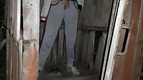 मैंने पड़ोसी को मस्तानी करते हुए पकड़ा और शामिल हो गया