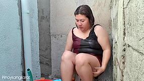 फिलिपीना घर के बाहर नहाते हुए जोरदार चुदाई करवाती है