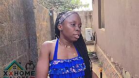 पेटाइट ब्यूटी अपने पड़ोसी को सीक्रेट में हस्तमैथुन करते हुए जासूसी करती है