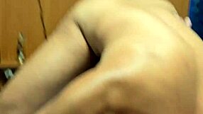 उसकी अंडरवियर सूंघते हुए गांड दे दी