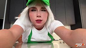 गोरी बारista शॉर्ट्स में कॉफी छोड़कर रफ POV चुदाई, टाइट छेद मांगते हैं!