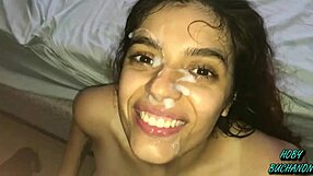 मैं होबी बुकानन के लंड पर गैगिंग रोक नहीं पा रही, चेहरे पर रफ कमशॉट्स के साथ