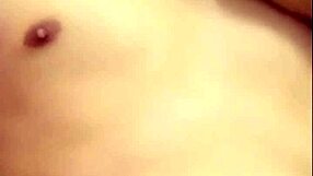 गे वियतनामी ब्लूड पर क्यूट हैंडजॉब लाइव