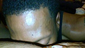 उसने मुझे अपनी मीठी जगह चखने की विनती की