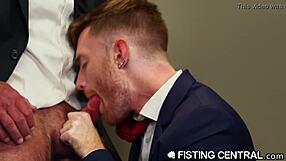 परिपक्व बॉस ने कर्मचारी को बाथरूम में मुठ मारते पकड़ा, हर हरकत से तनाव बढ़ा