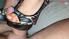 सौतेली माँ कार्ड्स में हारी, सेक्सी हील्स में उंगली करवाई