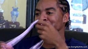 एबोनी बीवी, तुझे ये सफेद लंड पसंद आ रहा है ना?