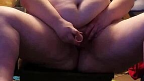 FAT WIFE USES DILDO IN SOLO SHOW FOR VIEWERS