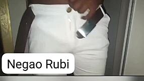 nego pauzudo come todas as safadas no bairro