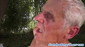 यूरो टीन को बूढ़ों के साथ जंगली थ्रीसम में क्रीमपाई मिला