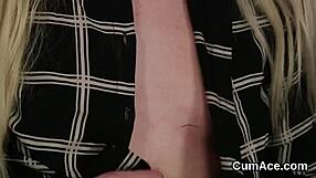 Foxy Idol Gets Cum Shot on Face, Swallowing Every Drop of Thick Jizm