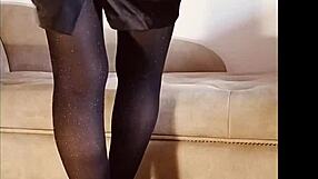 Pee in shiny pantyhose on toilet!!