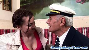 यूरो जवान लड़की को रिटायर्ड नेवल ऑफिसर ने ऑफिस में रात को ड्रिल किया, कॉस्ट्यूम ने मज़ा दोगुना किया